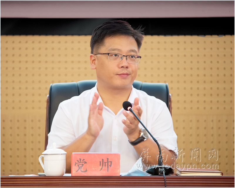 县领导陆泽干,阮志勇,韦孝珠,张著文,吴道安参加.